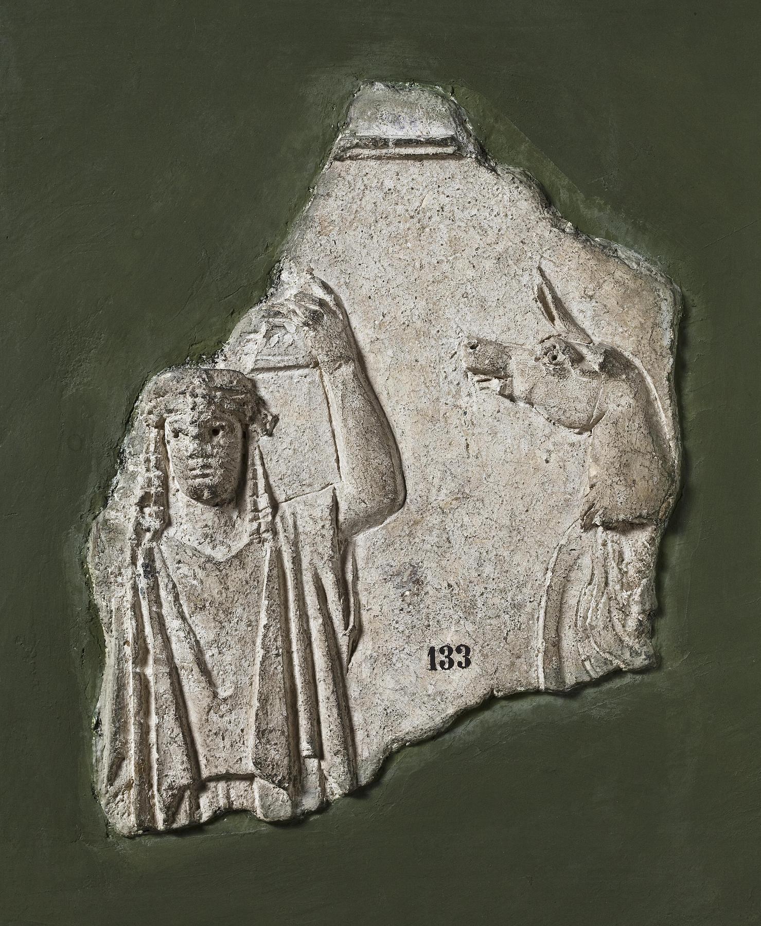Arkitektonisk relief med kvinde med en kurv (kanephore) og hoved af en hjort (?), H1133