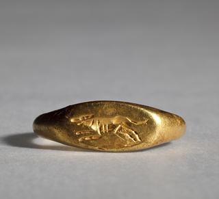 H1813 Finger ring with a running dog