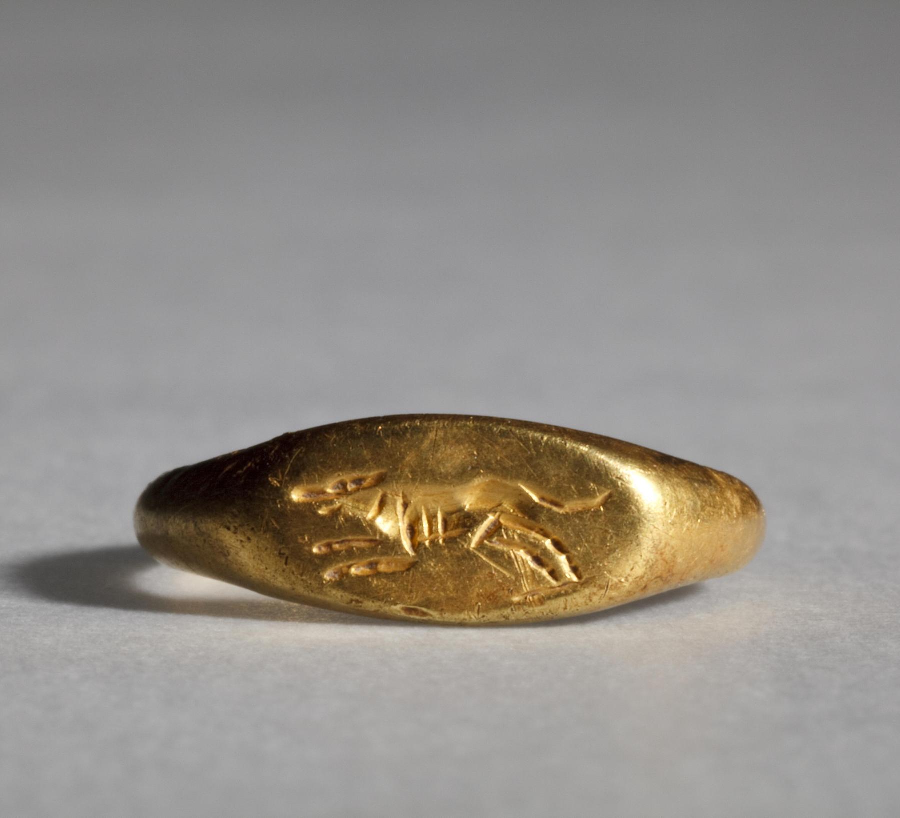 Finger ring with a running dog, H1813
