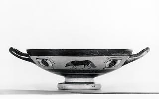 H582 Kylix with eyes and dogs (A, B) and a gorgo mask (tondo)