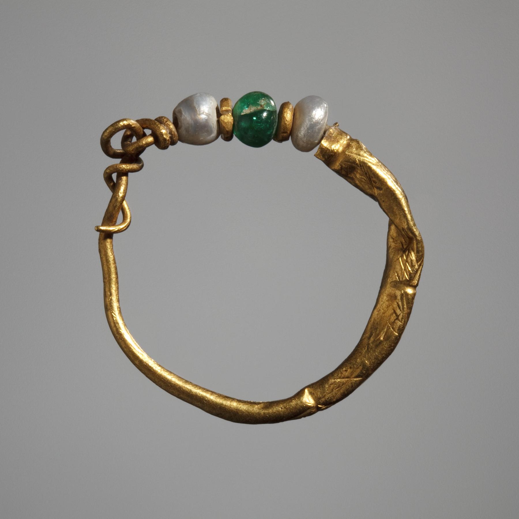 Ear ring, H1817