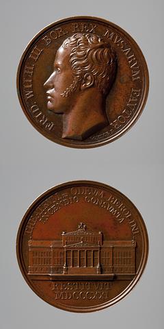 F89 Medaljens forside: Friedrich Wilhelm 3. af Preussen. Medaljens bagside: Det Kongelige Skuespilhus i Berlin