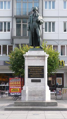 AX39 Monument over Johann Gutenberg