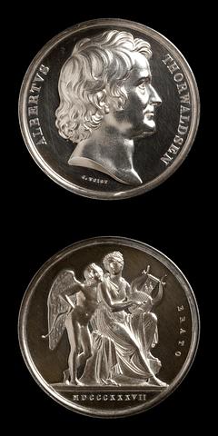 F9 Medaljens forside: Portræt af Thorvaldsen. Medaljens bagside: Amor og Erato