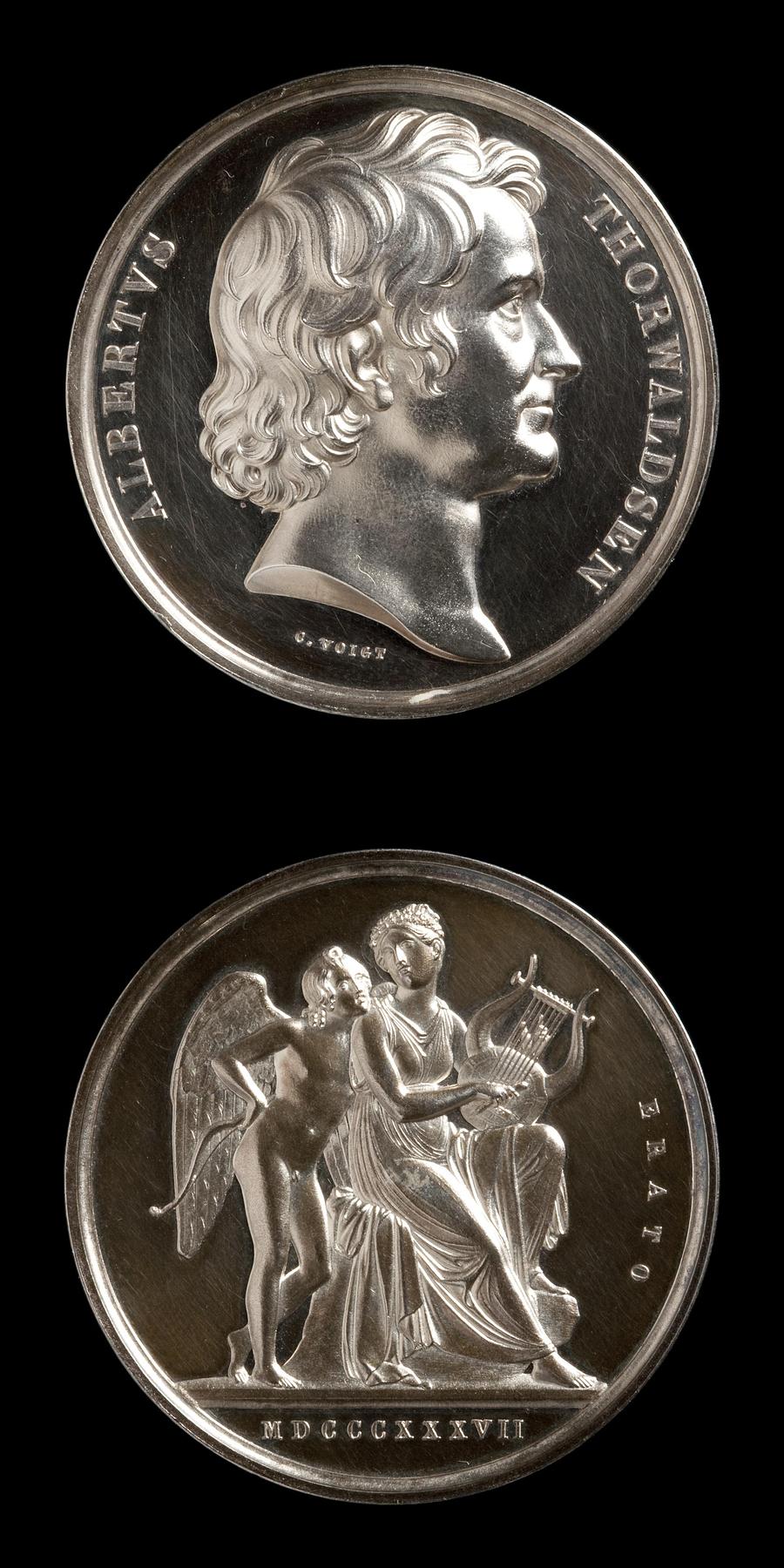 Medaljens forside: Portræt af Thorvaldsen. Medaljens bagside: Amor og Erato, F9