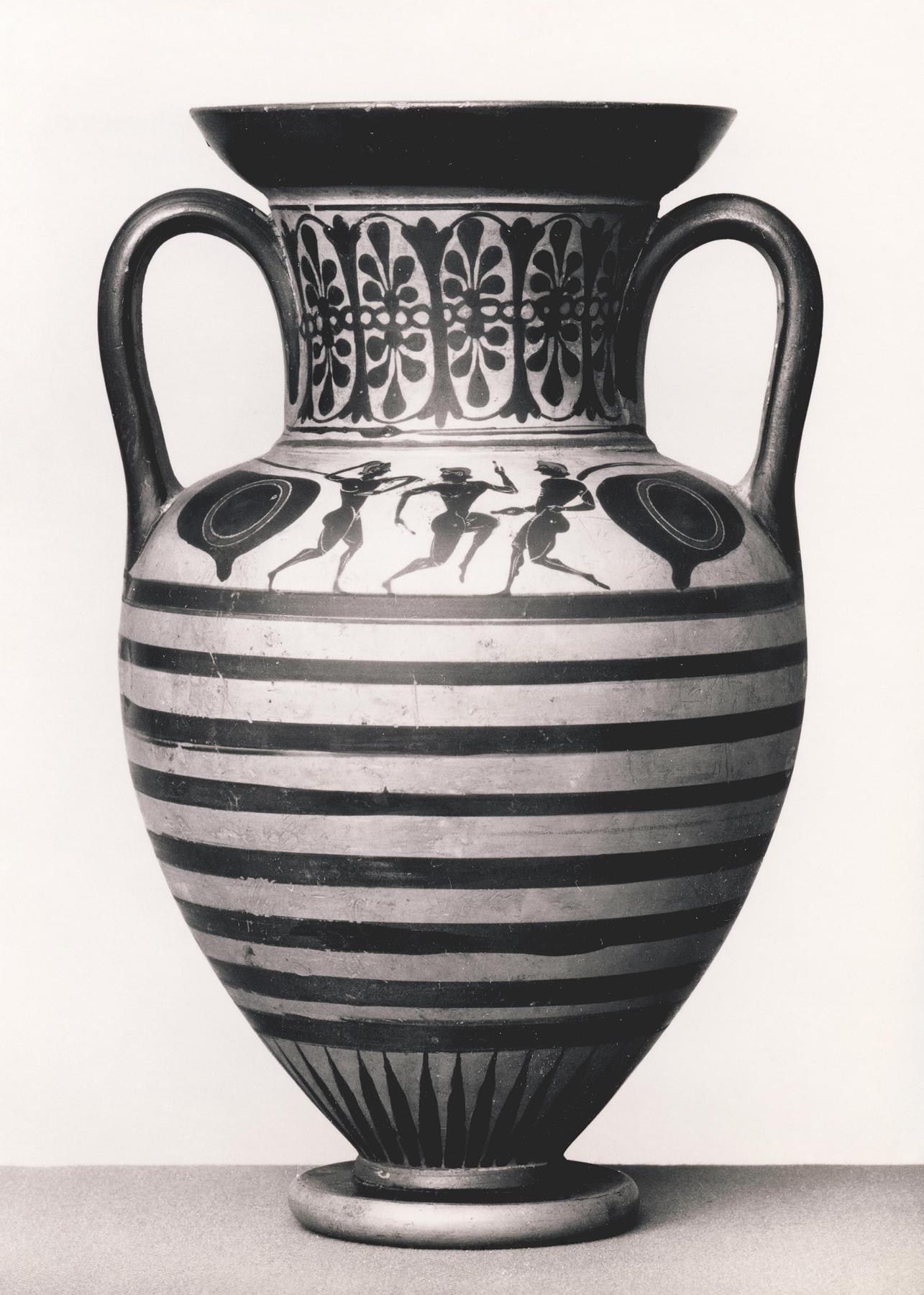Amphora with dancing youths (komos scene), H577