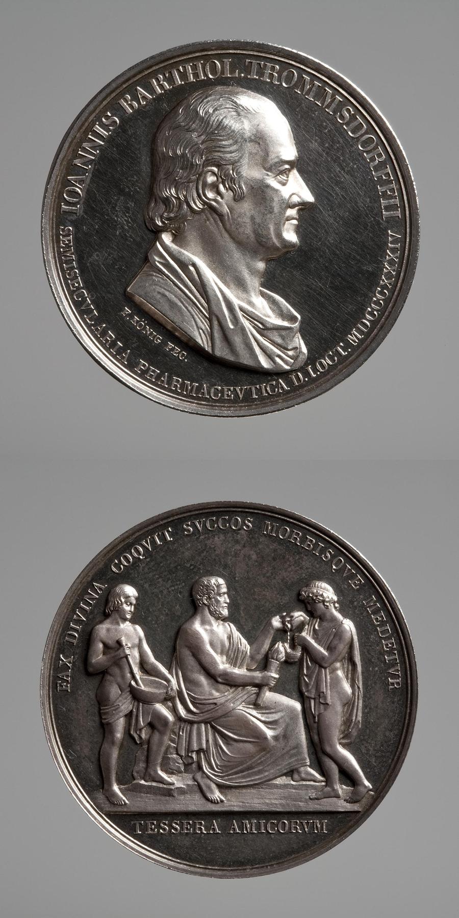 Medaljens forside: Farmaceuten Johann Bartholomäus Trommsdorff. Medaljens bagside: Hippokrates som læremester, F95