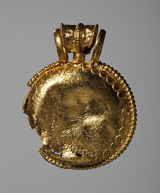 H1857 Amulet locket (bulla)