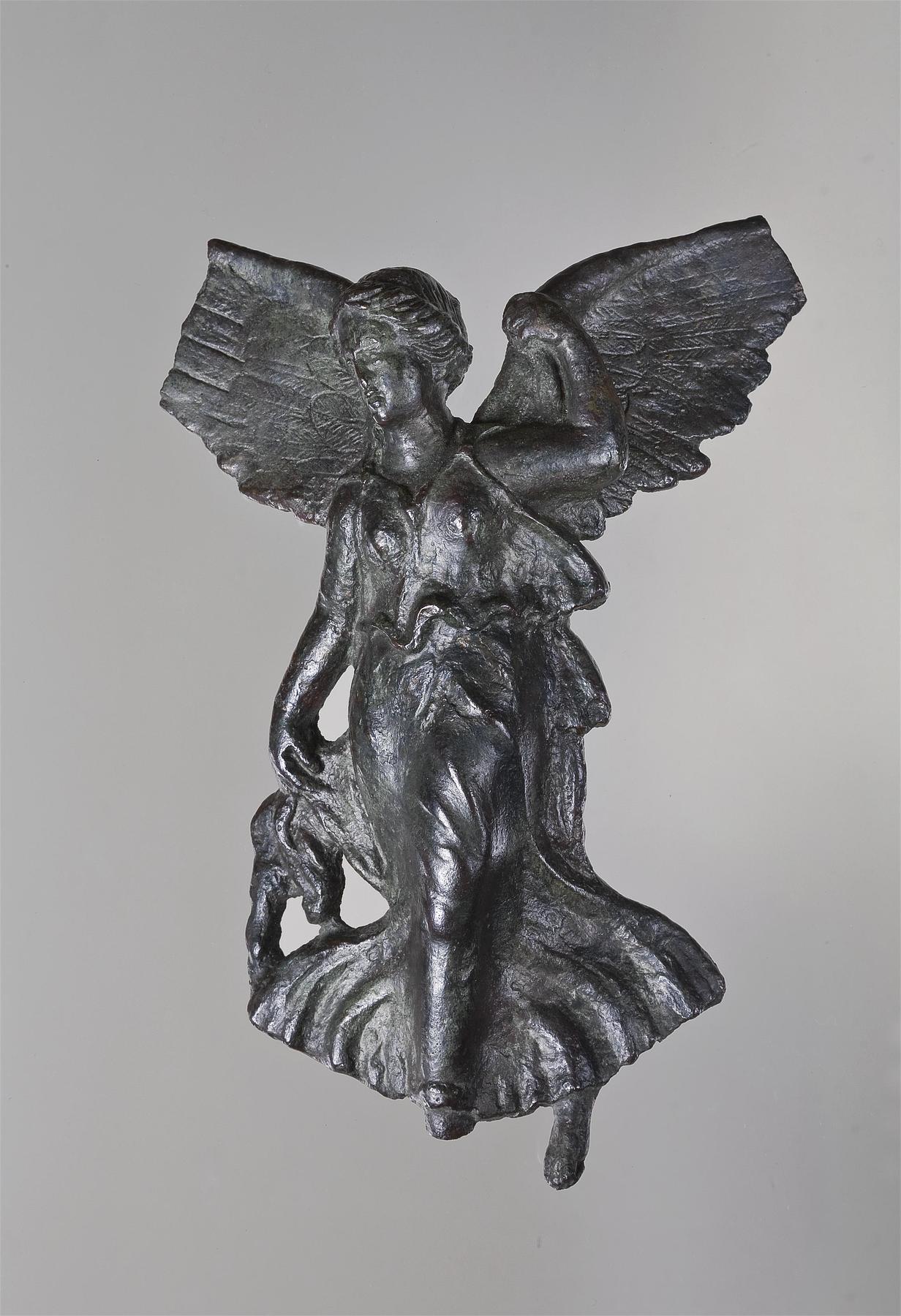 Hjørnebeslag i form af en vinget, flyvende gudinde, H2060