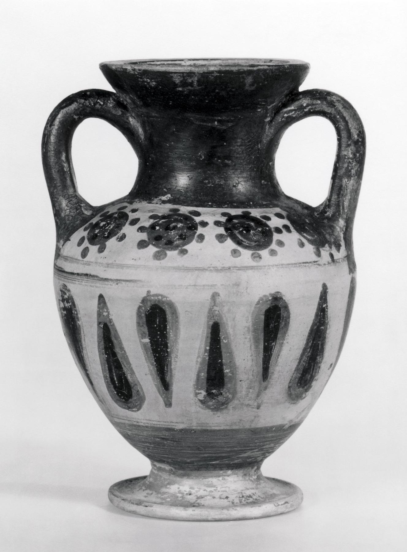Amphora with dots and palmette leaves, H690