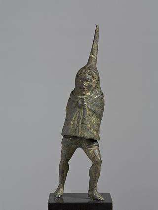 H2050 Statuette af en afrikansk dreng, der under kappen er udfærdiget som en fallos