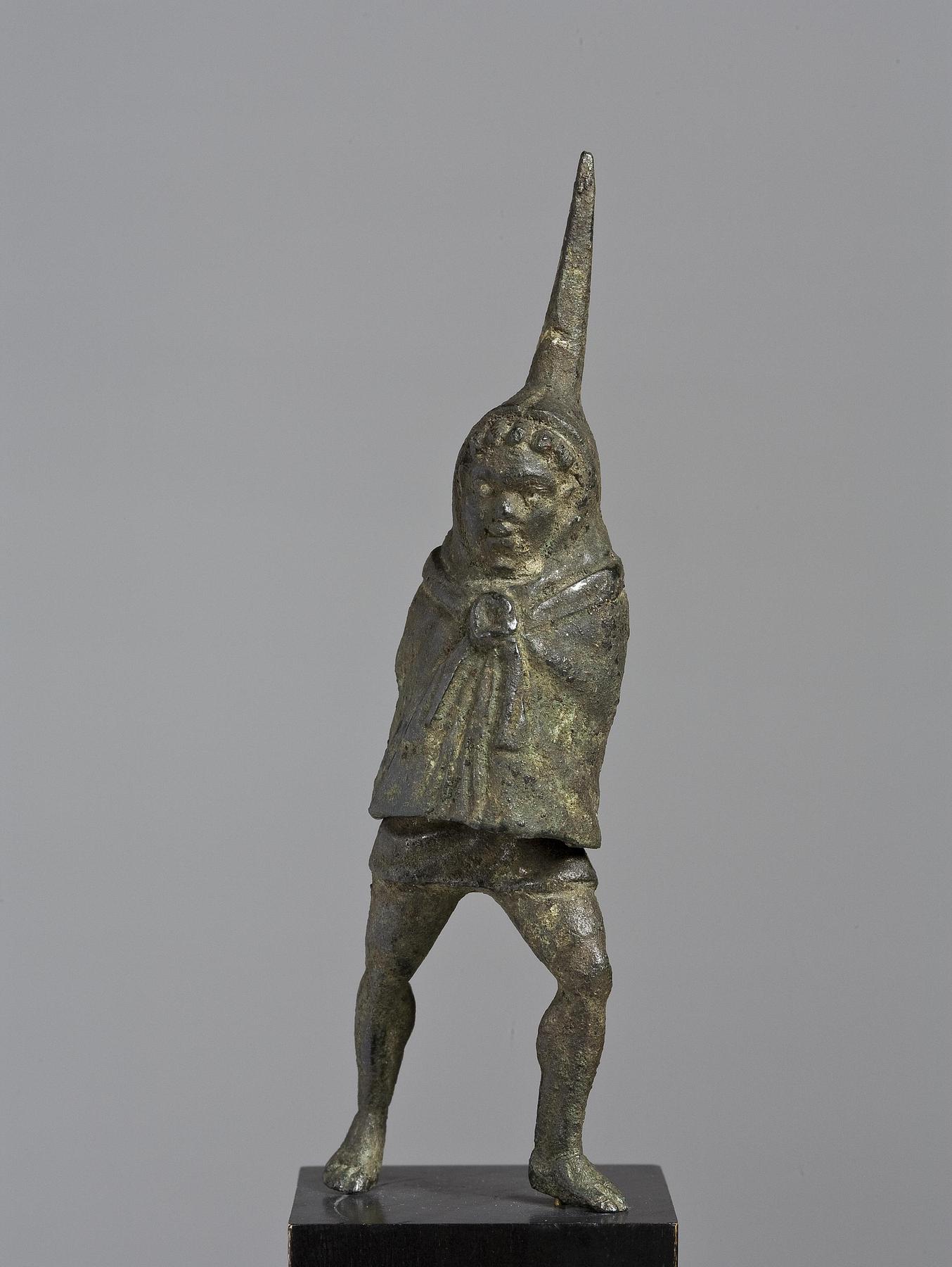 Statuette af en afrikansk dreng, der under kappen er udfærdiget som en fallos, H2050