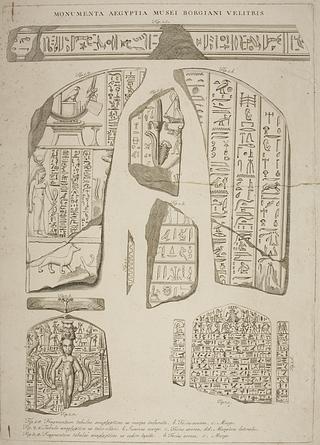 E1428 Fragmenter af relieffer med hieroglyffer