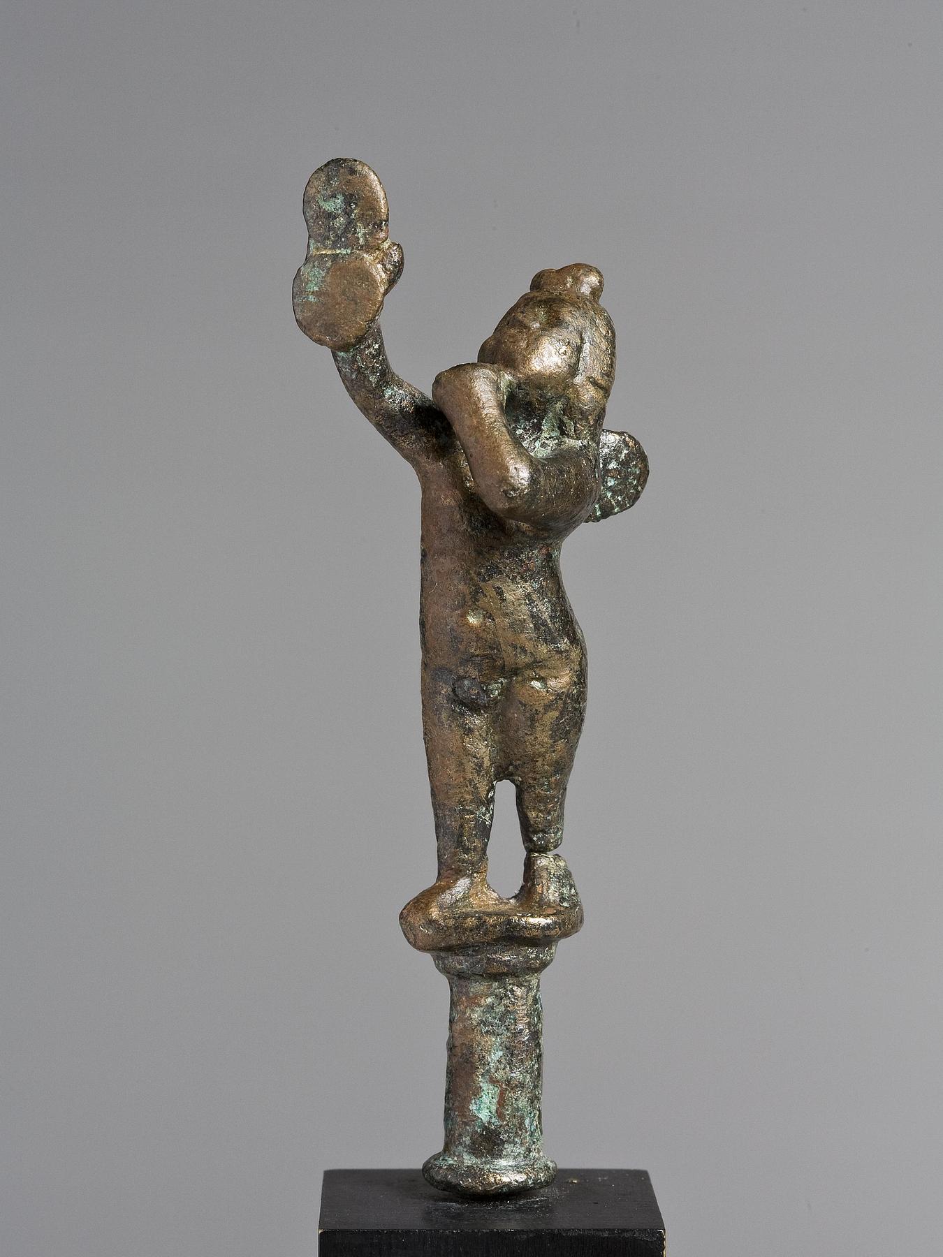 Statuette of Cupid holding a mirror, H2055