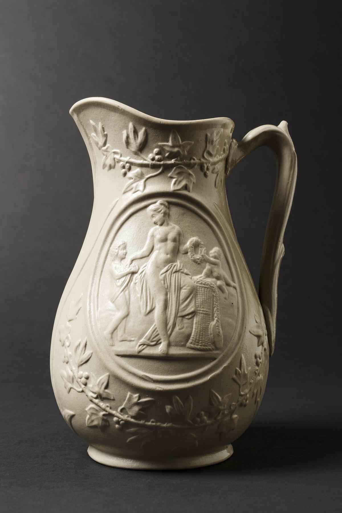 Pot with small representations of A642 and A643, G367