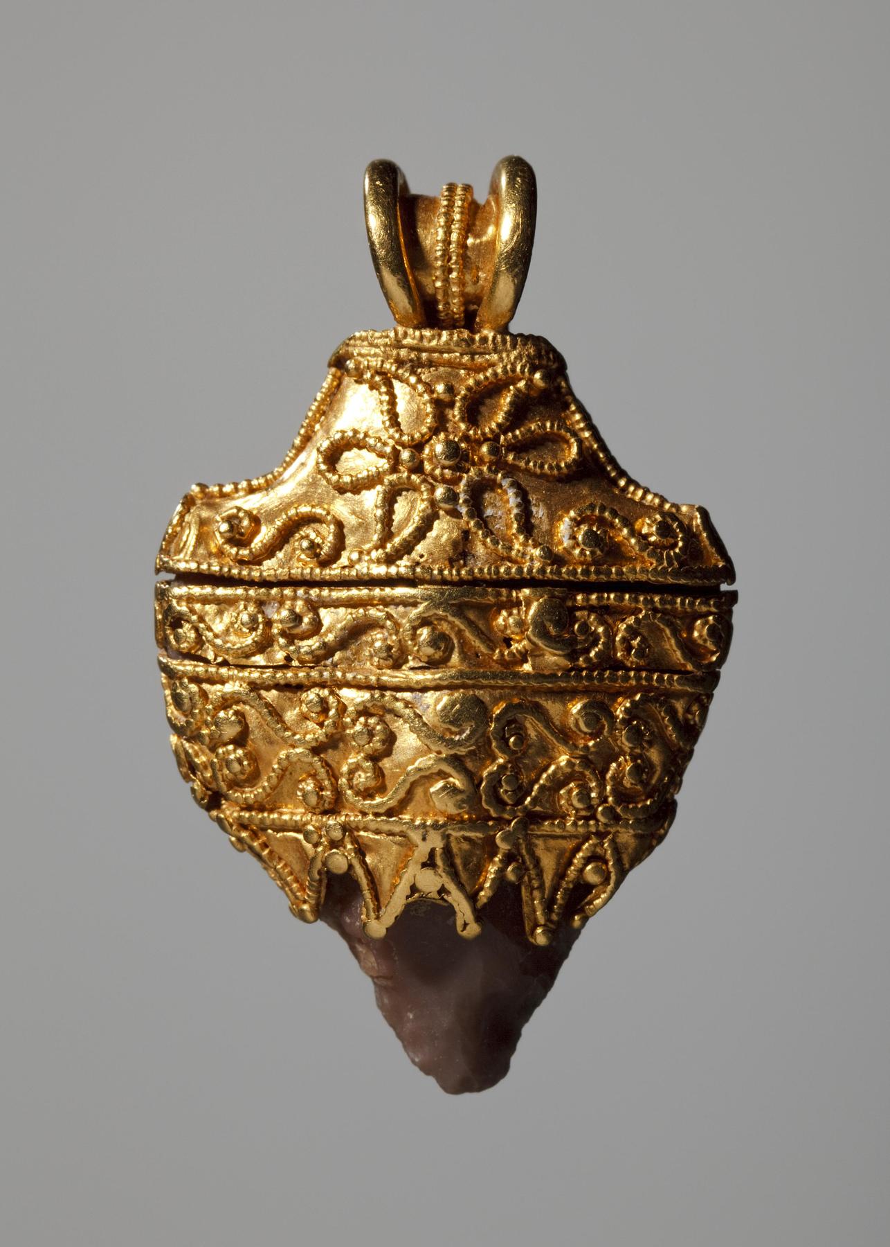 Amulet with an arrowhead, H1861