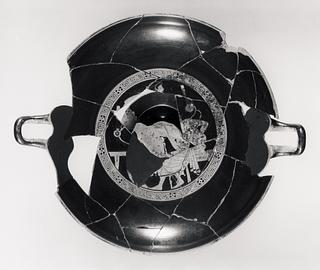 H612 Kylix with athletes (A, B) and courtship scene (tondo)