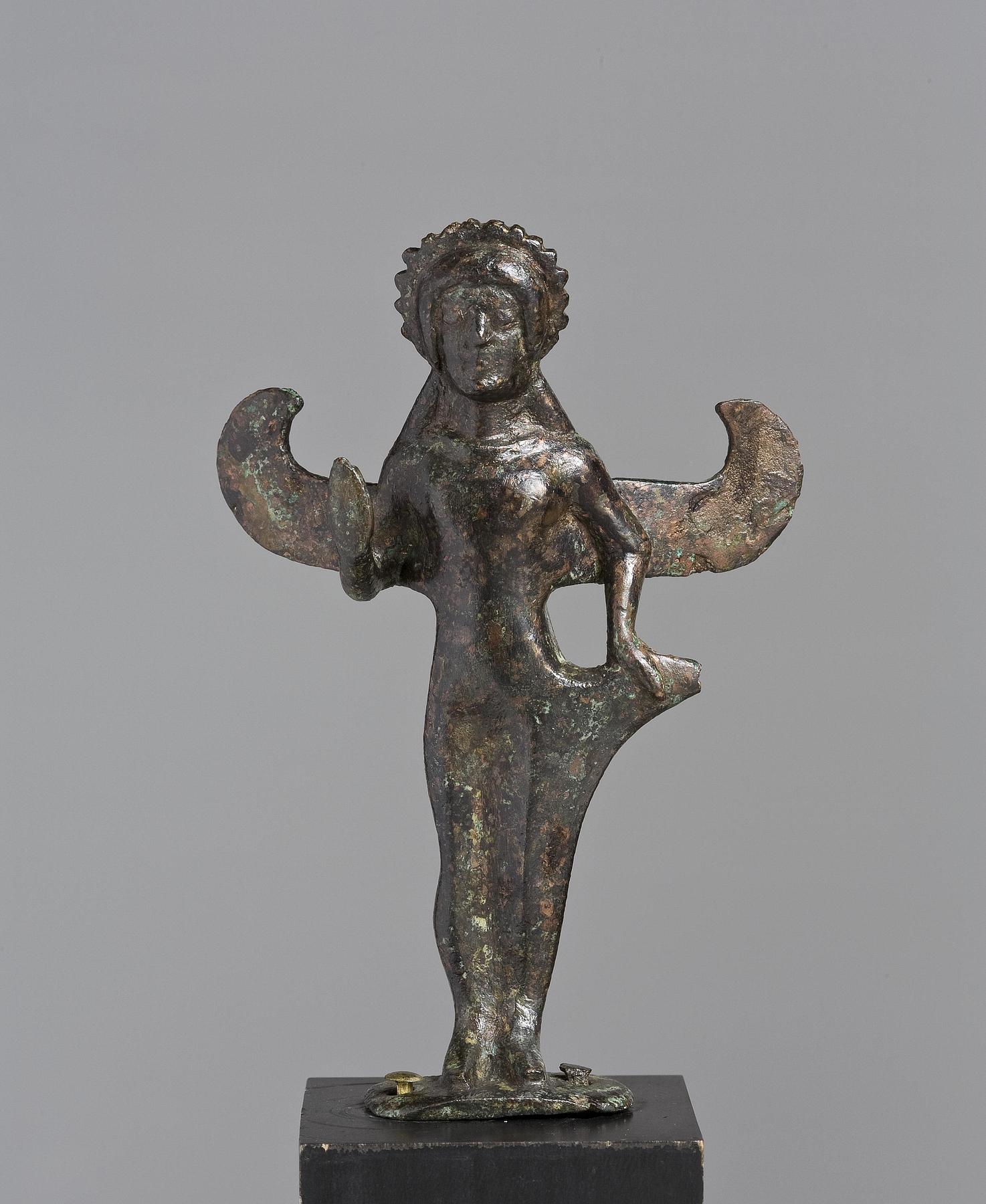 Statuette af en vinget gudinde, H2002