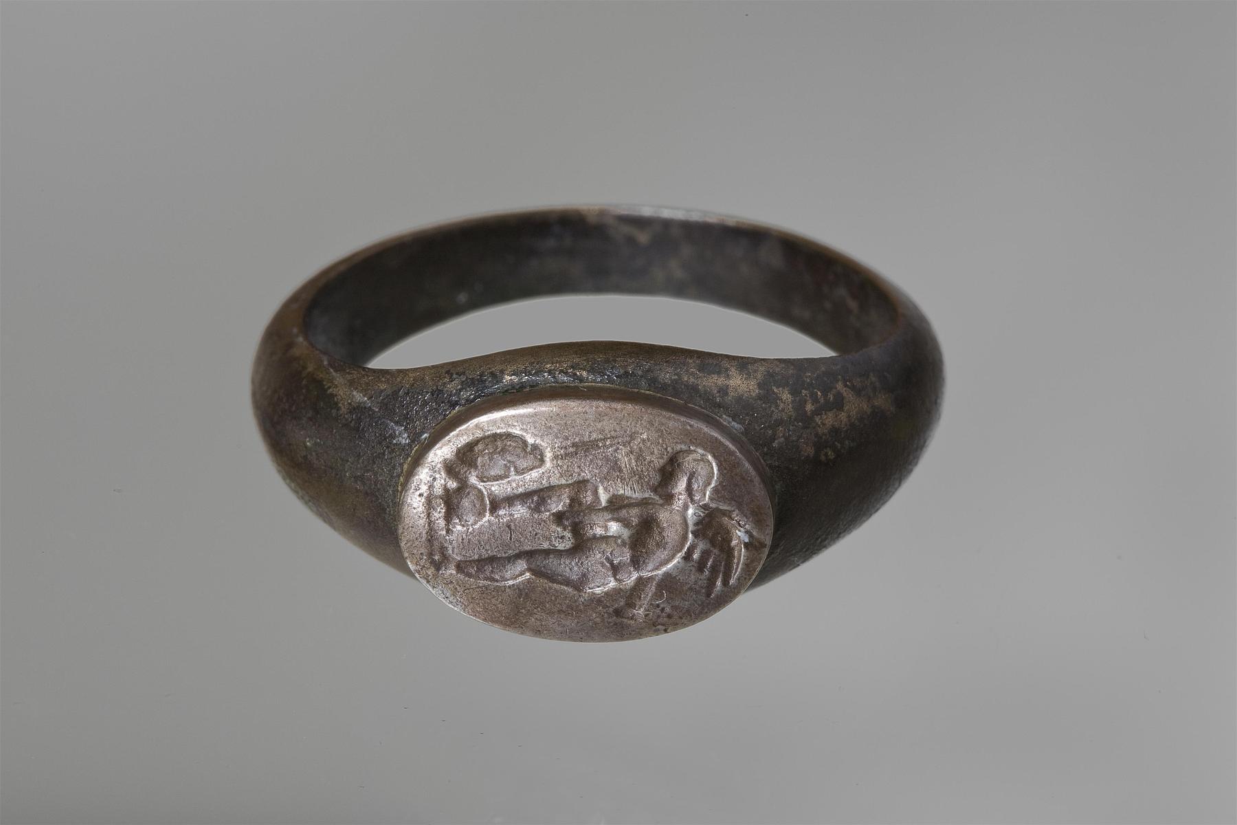 Ring with Cupid arming himself, H1959