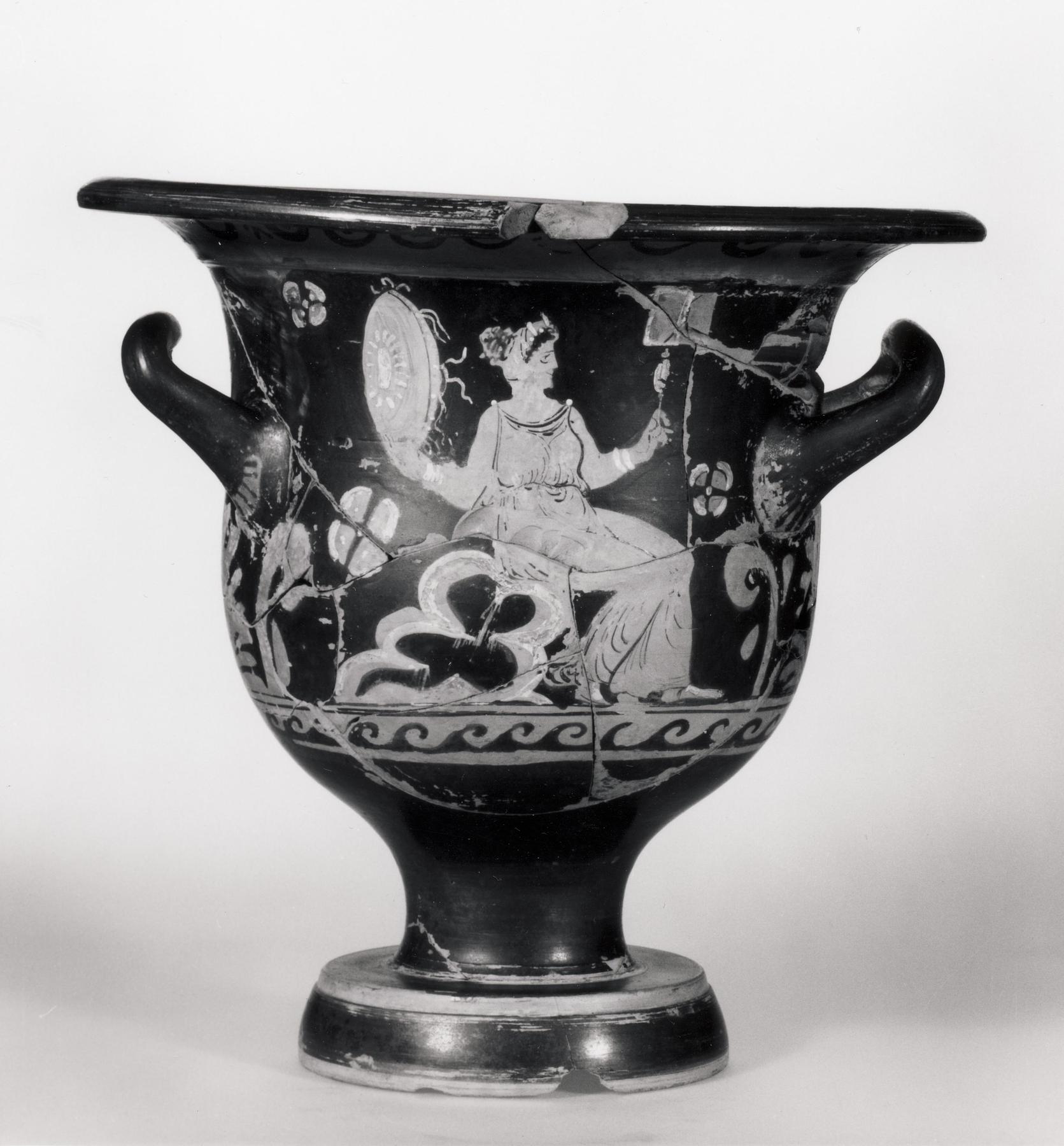 Krater med en siddende kvinde med en tamburin og et spejl (A) og en satyr ved et alter (B), H636
