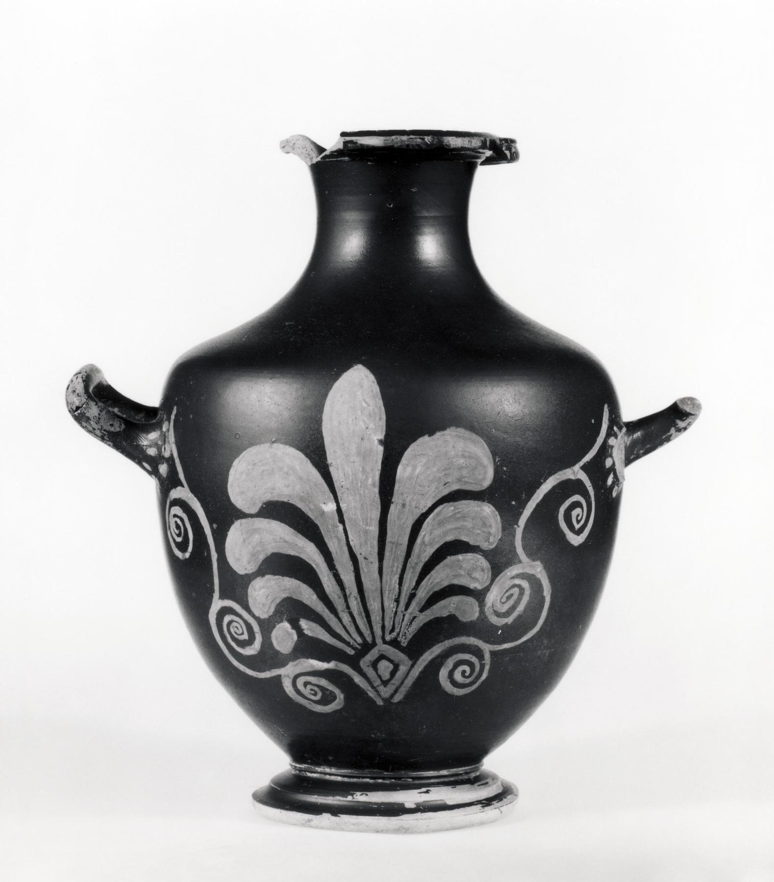 Hydria with a palmette (A) and an ivy leaf (B), H678