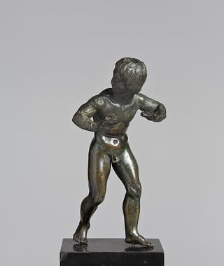 H2017 Statuette af en dansende (?) ung mand