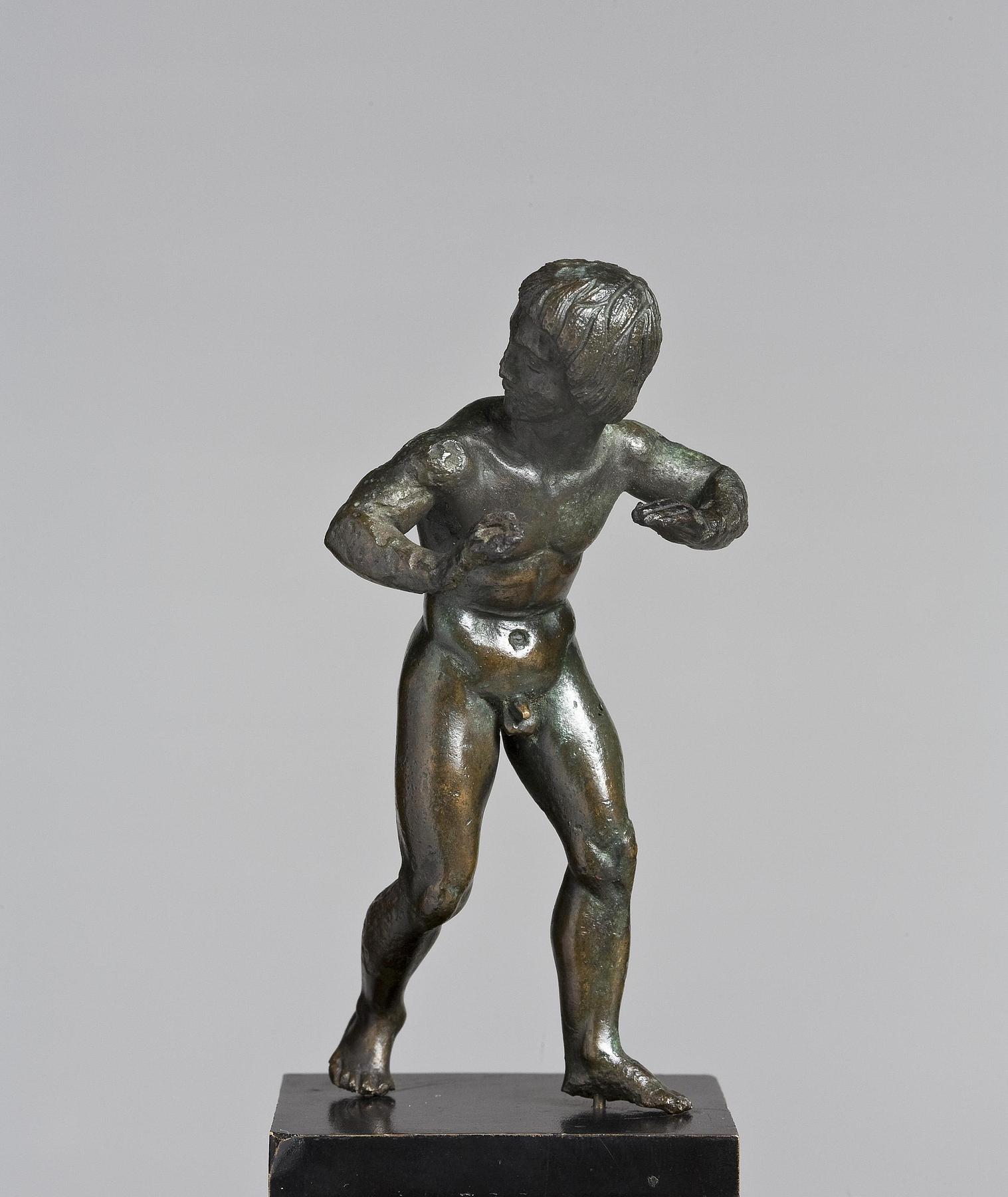 Statuette af en dansende (?) ung mand, H2017