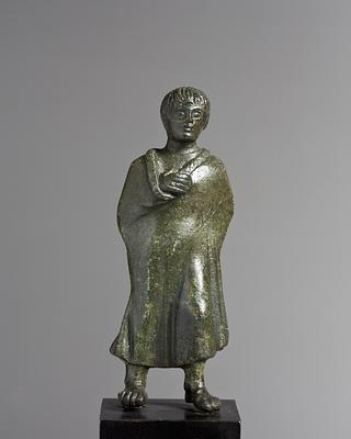 H2020 Statuette af en dreng iklædt kappe