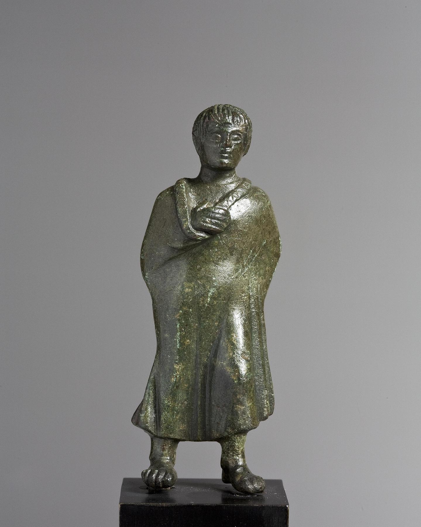 Statuette af en dreng iklædt kappe, H2020