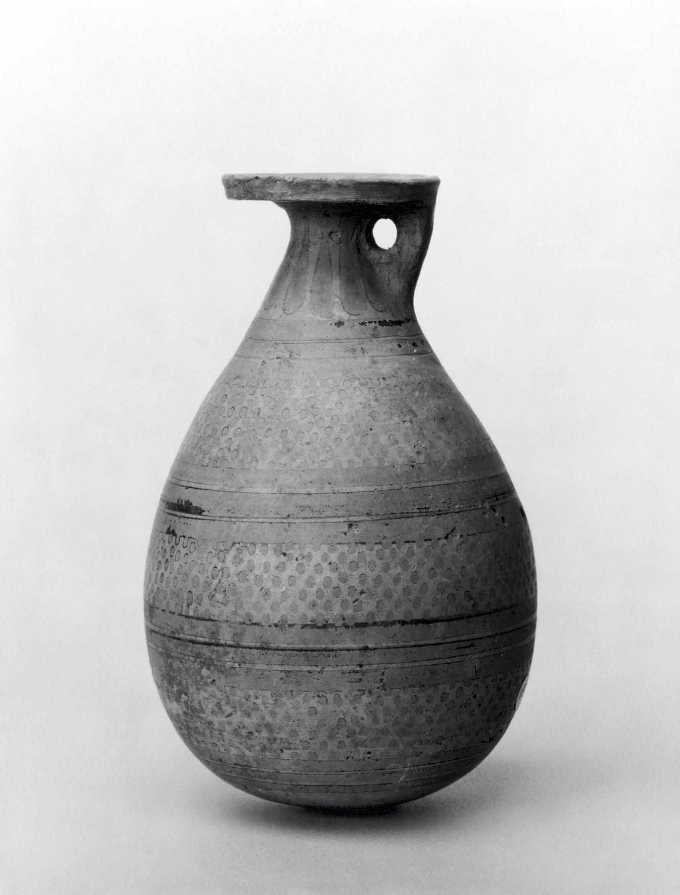 Aryballos with palmette leaves, dots, and bands, H657