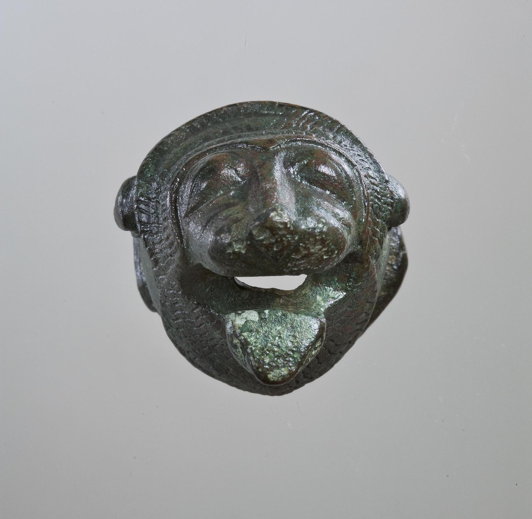 Mounting in the shape of a lion's head, H2025