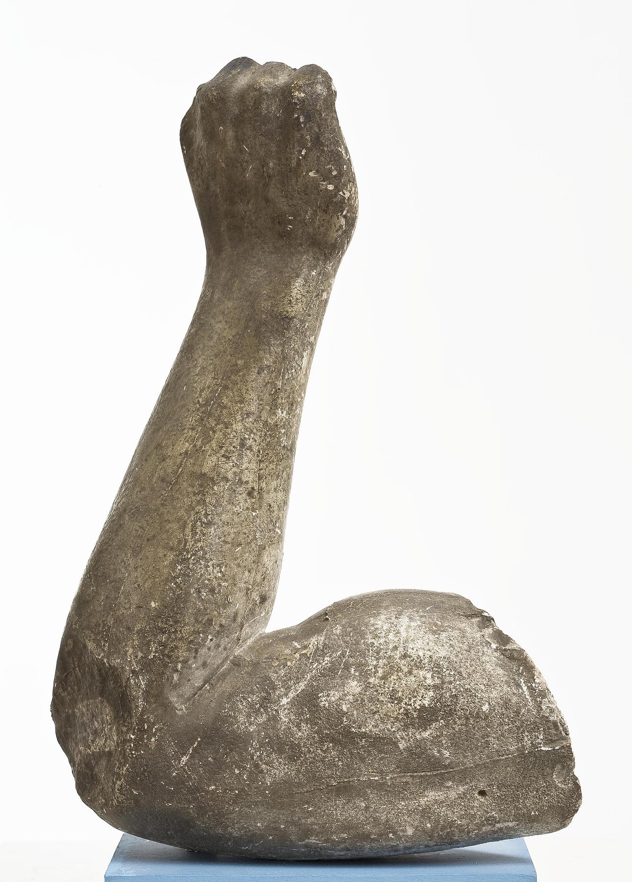 A bended right arm, L17