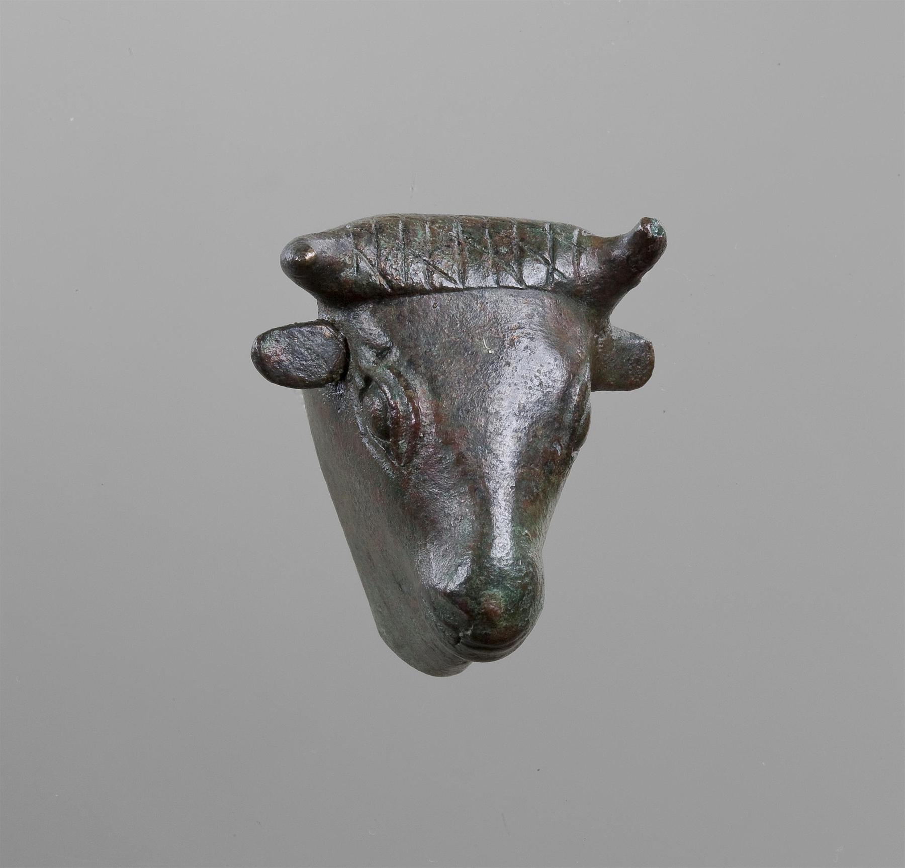 Appliqué in the shape of a bull's head, H2131