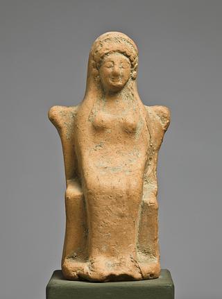 H1002 Statuette af en siddende kvinde
