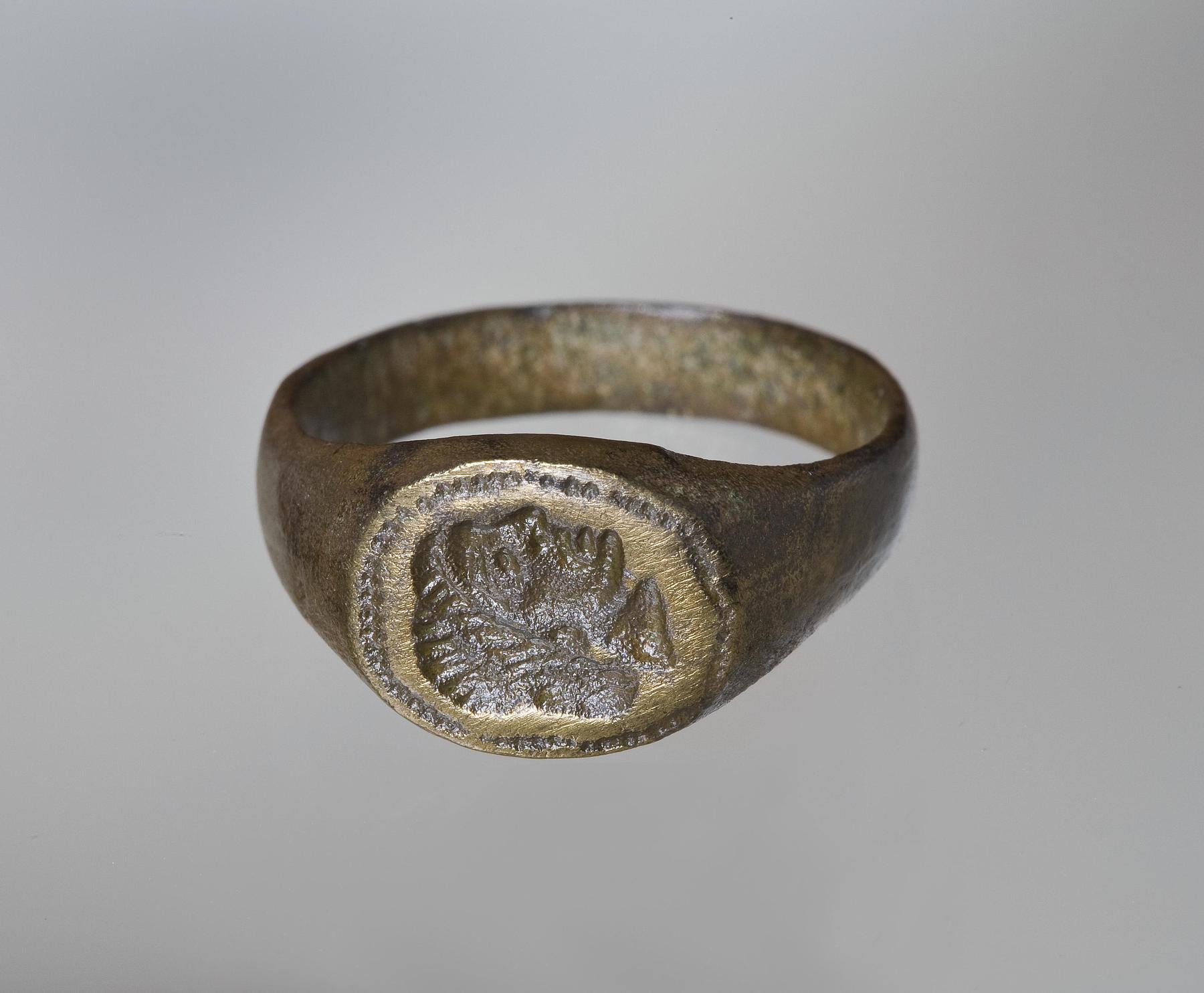 Finger ring with the head of a youth, H2206
