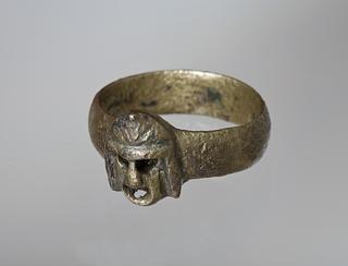 H2215 Finger ring with a tragic mask
