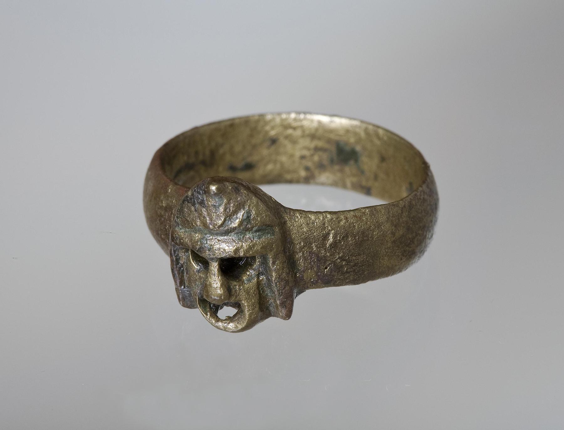 Finger ring with a tragic mask, H2215