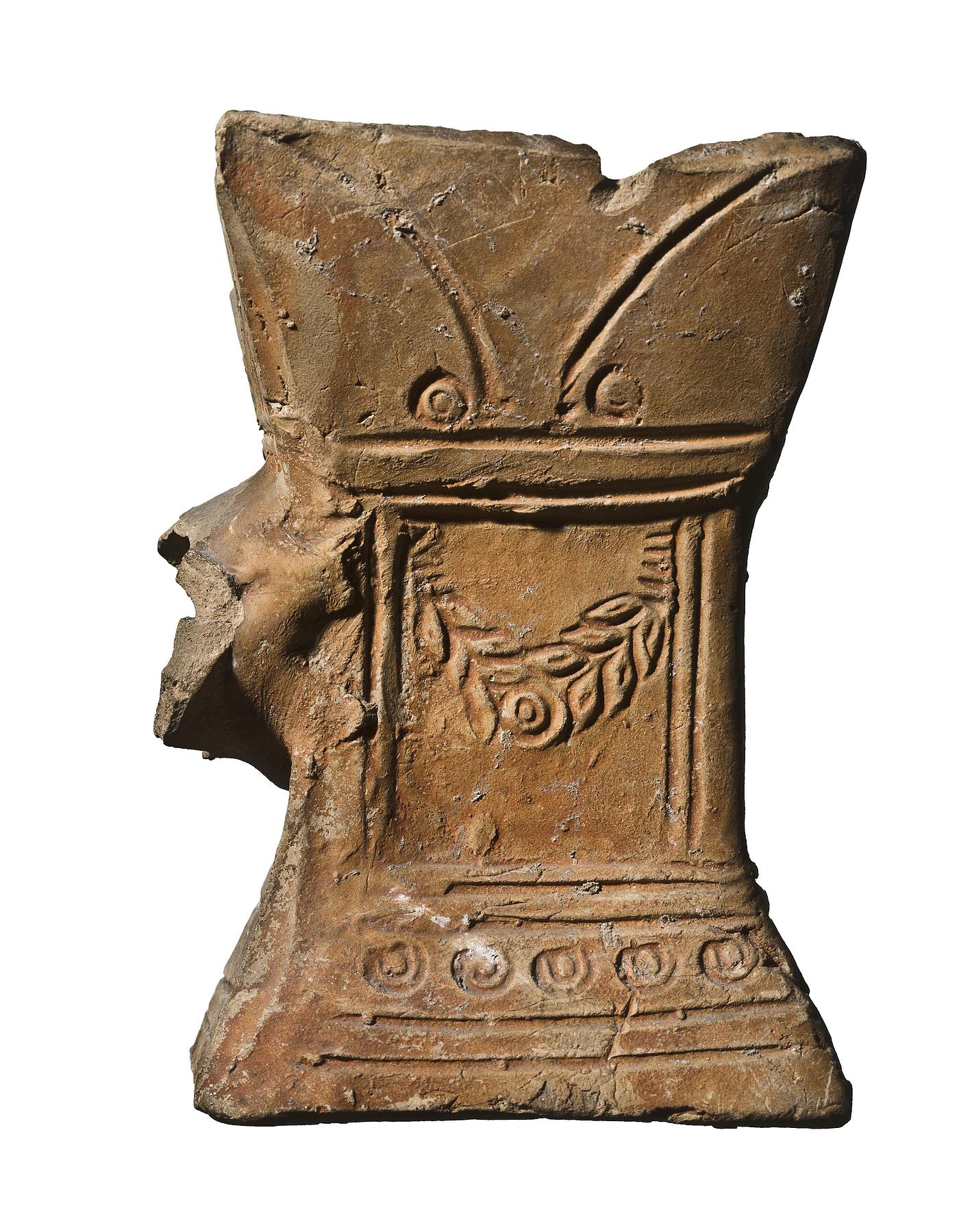 Røgelsesbrænder i form af et miniaturealter med reliefdekoration og en lampe, H1266