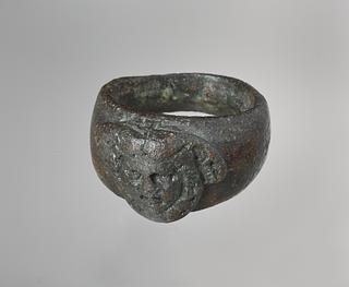 H2214 Finger ring with Medusa head