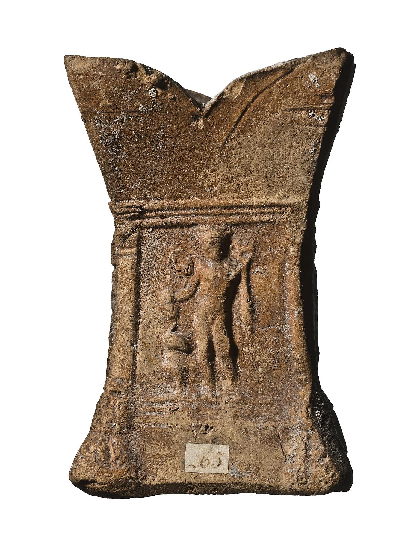 Røgelsesbrænder i form af et miniaturealter med relieffer og en lampe, H1265