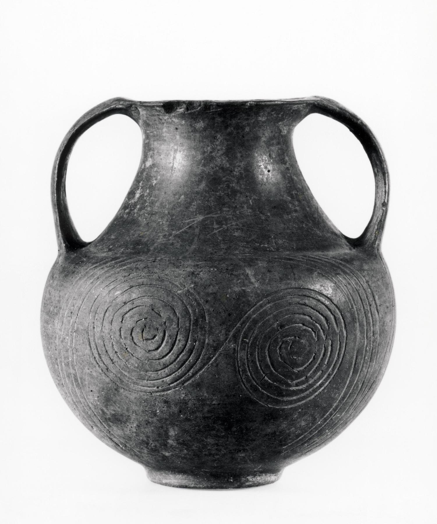 Amphora with spiral ornament, H782