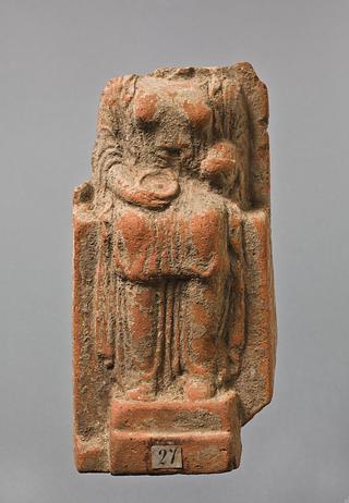 H1027 Statuette af en siddende kvinde med en phiale og en frugtskål