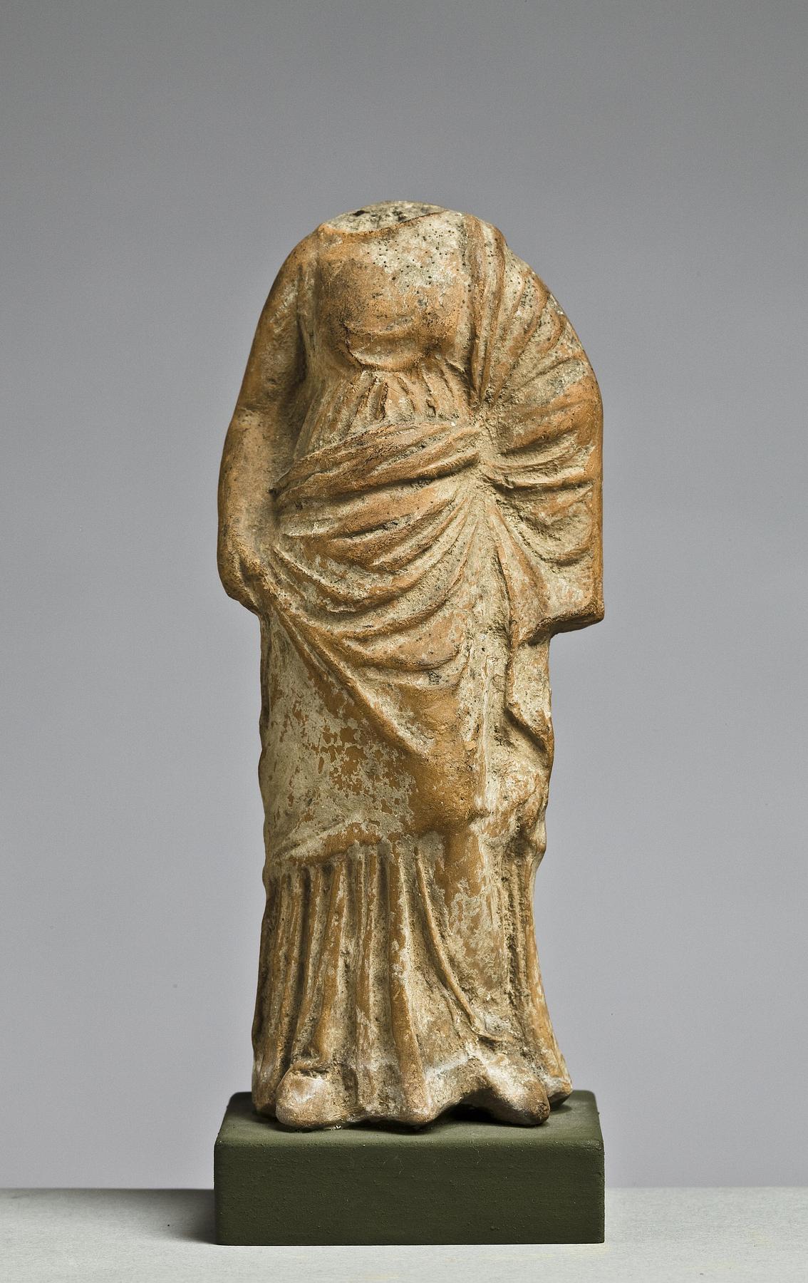 Statuette of a woman, H1021