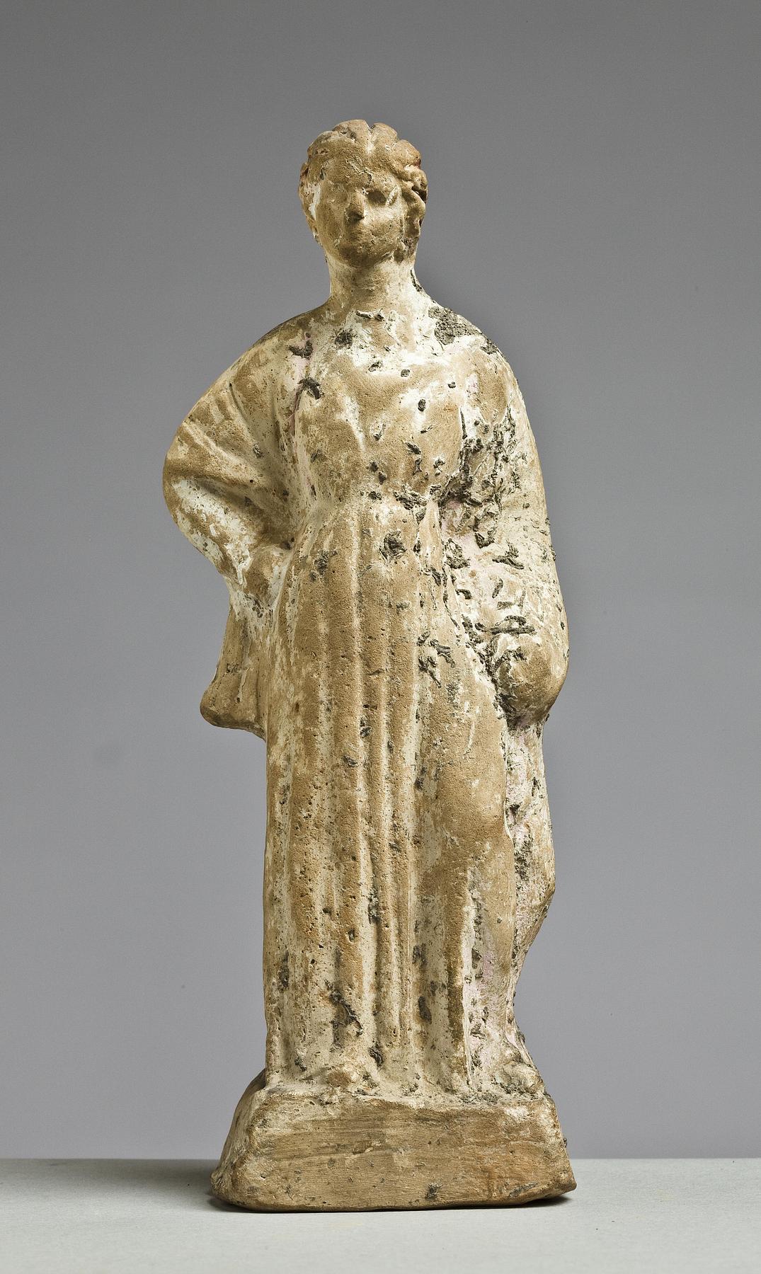 Statuette of a woman, H1022