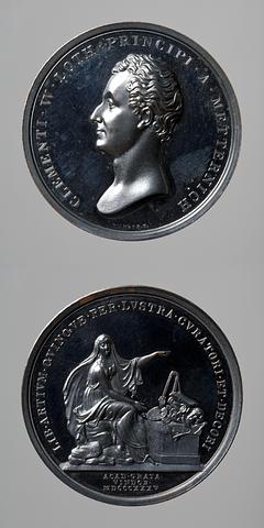F108 Medaljens forside: Klemens von Metternich. Medaljens bagside: Kunsten siddende ved et alter med dens redskaber og frembringelser