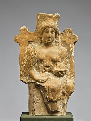 H1026 Statuette af en siddende kvinde med en phiale og en frugtskål