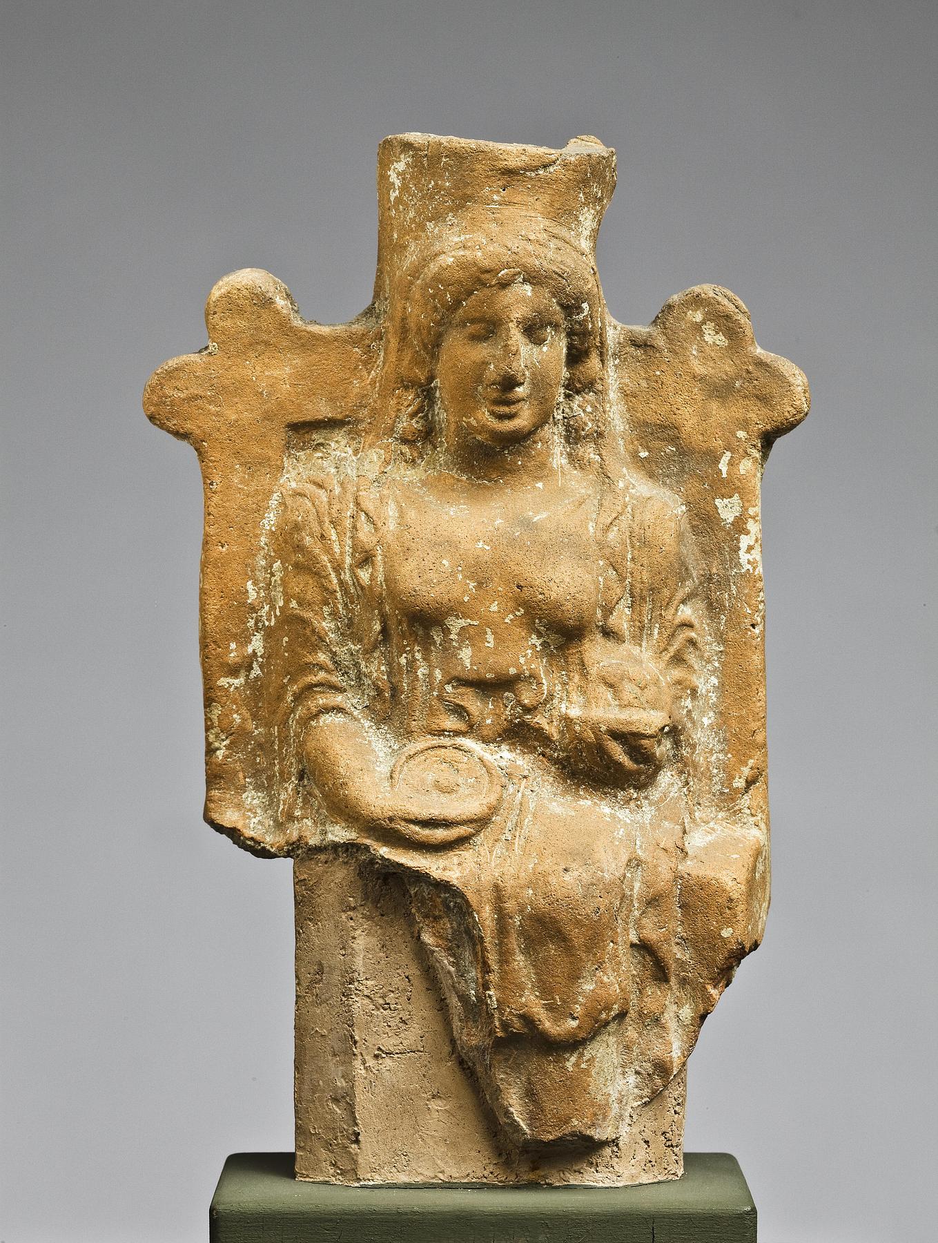 Statuette af en siddende kvinde med en phiale og en frugtskål, H1026