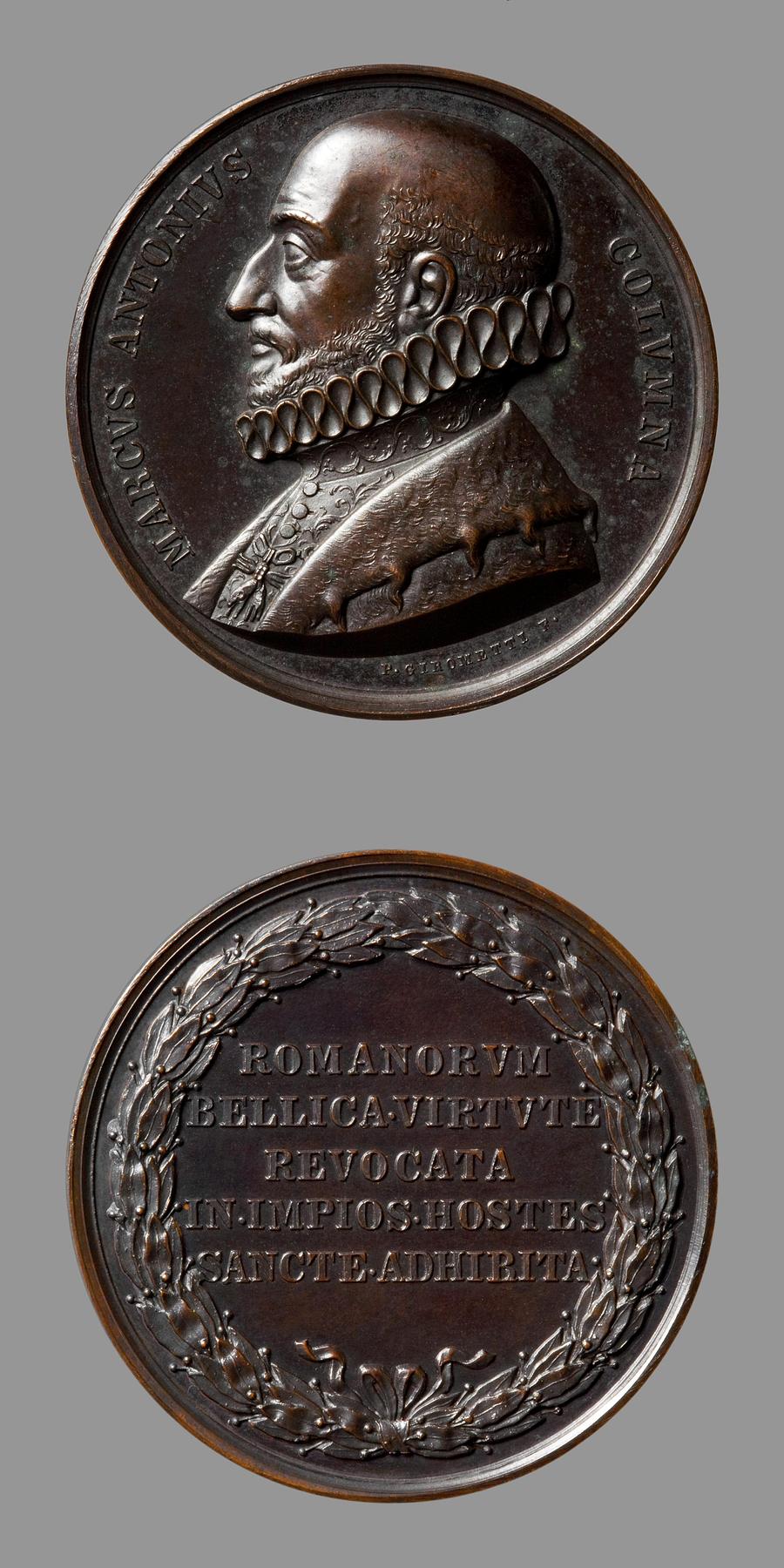 Medaljens forside: Ærkebiskop Marcantonio Colonna. Medaljens bagside: Laurbærkrans og indskrift, F86