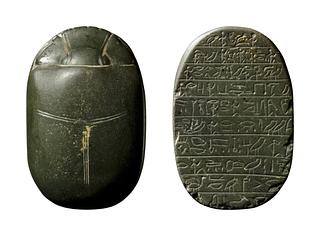 H404 Skarabæ med hieroglyf-indskrift af et uddrag fra Dødebogen