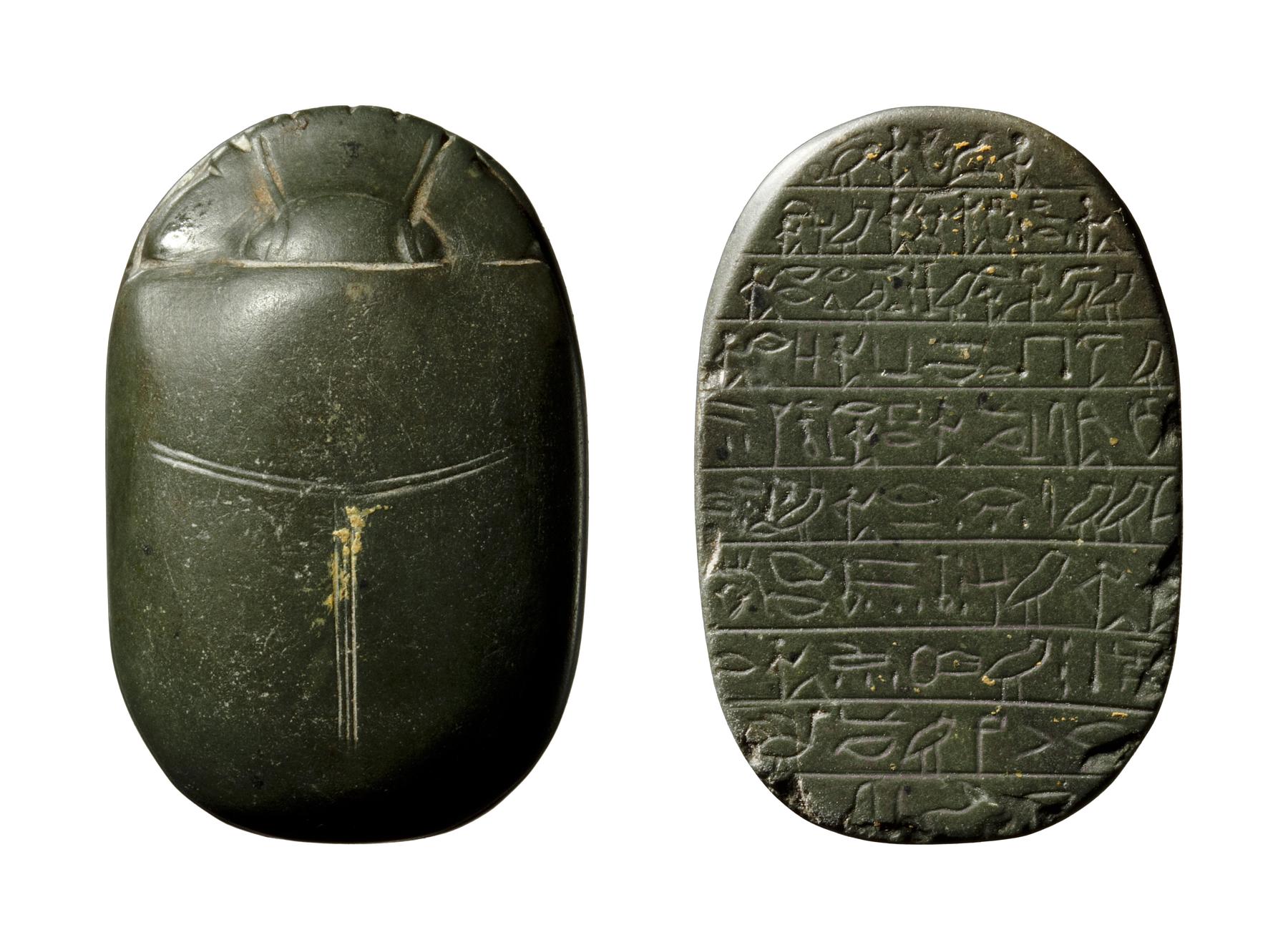 Skarabæ med hieroglyf-indskrift af et uddrag fra Dødebogen, H404